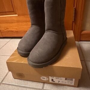 UGG Classic Short Boots in Grey